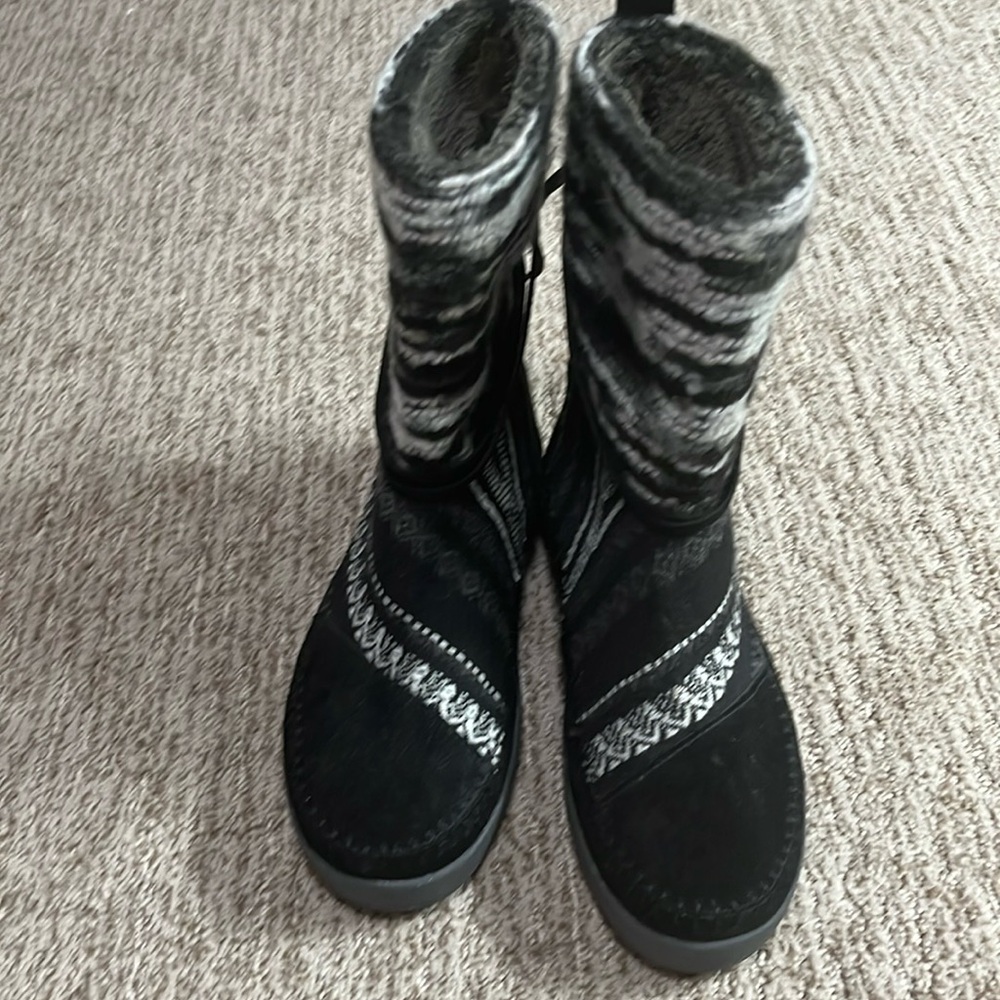 Tom’s woman’s moccasin type boot. Black and white 6.5